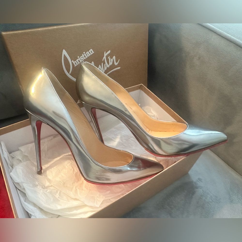 Gorgeous Christian Louboutin, Pigalle Follies 100 in Silver, size 39